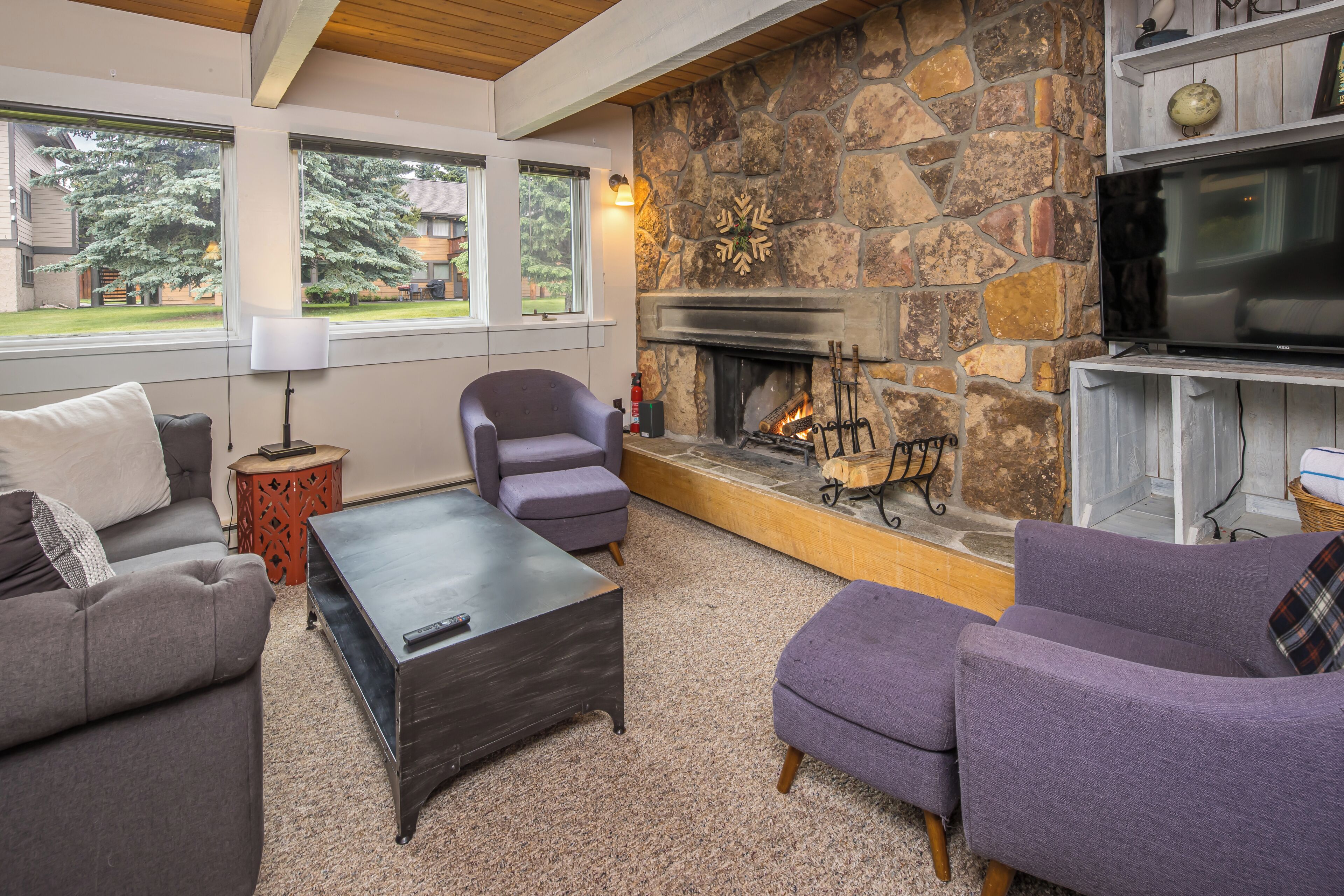 Smart TV y chimenea 