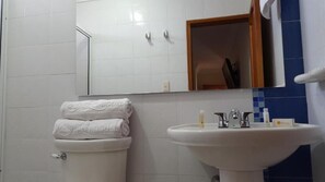 Shower, towels, soap, shampoo - San Miguel Imperial (Santa Marta)