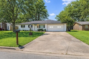 Exterior - Recently Updated, King bed, Near U of A & Downtown (Springdale)