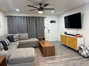 Living area - Recently Updated, King bed, Near U of A & Downtown (Springdale)