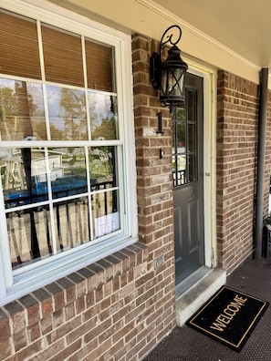 Exterior detail - Downtown Bardstown- WALK TO EVERYTHING!!
2 KING SUITES (Bardstown)