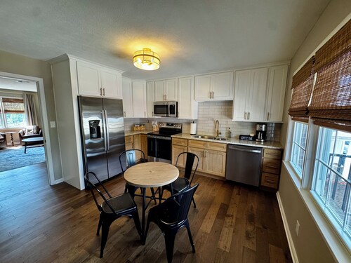 Downtown Bardstown- WALK TO EVERYTHING!!
2 KING SUITES