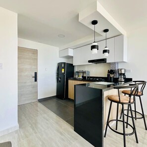 Wasserkocher mit Kaffee-/Teezubehör, Kühlschrank, Mikrowelle, Herdplatte