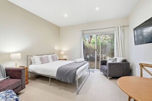 Iron/ironing board, travel cot, bed sheets - Coachman’s Rest Queen Studio (Richmond)