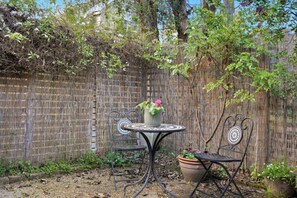 Outdoor dining - Coachman’s Rest Queen Studio (Richmond)