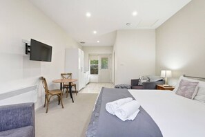 1 bedroom, iron/ironing board, travel cot, bed sheets - Coachman’s Rest Queen Studio (Richmond)