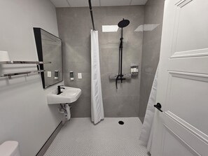 Een douche, handdoeken, zeep, shampoo