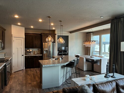 Bougie Basecamp: Heated Pool+Hot Tub+Sauna+Trails+Adventure Toy Rental Options