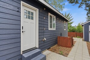 Exterior detail - Cozy King Bed, Private Bathroom and Entryway (Bend)