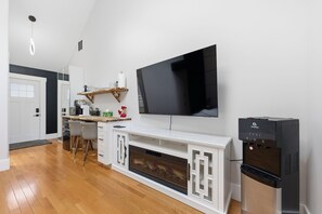 Interior - Cozy King Bed, Private Bathroom and Entryway (Bend)