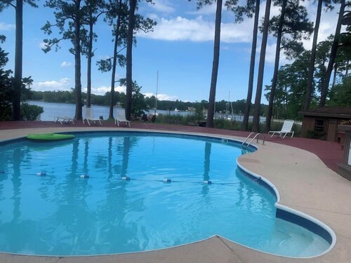 Dragons Island Cottage - Waterfront, private pool