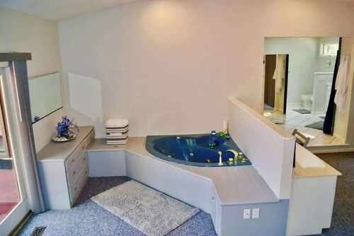 Dragons Island Cottage - Waterfront, private pool