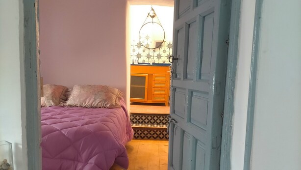 Un dormitorio con cama, cómoda y espejo.