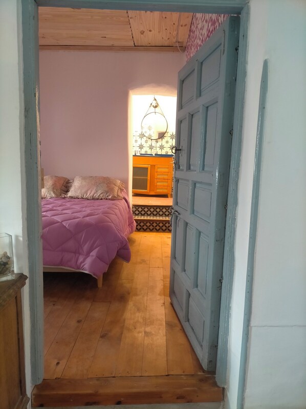 Un dormitorio con cama, cómoda y espejo.