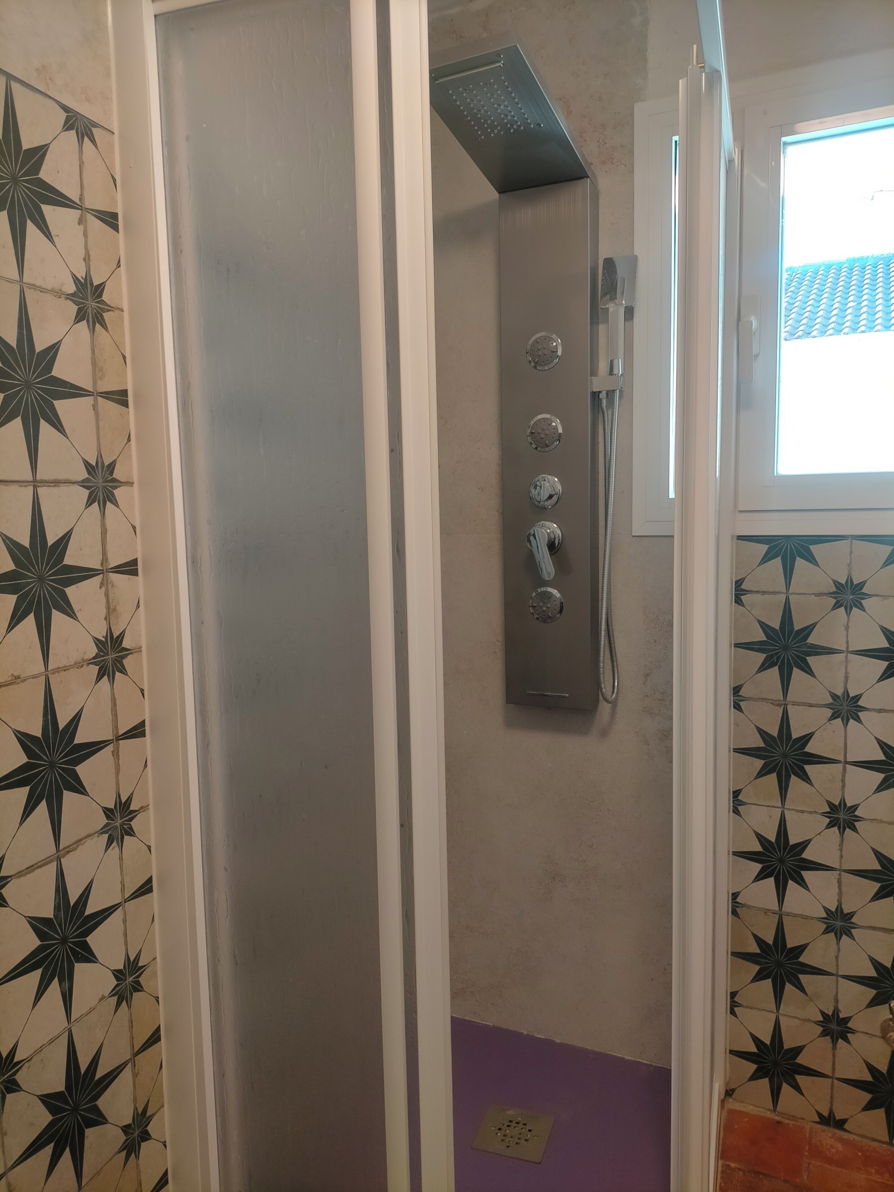 Hårtork, handdukar, tvål och toalettpapper