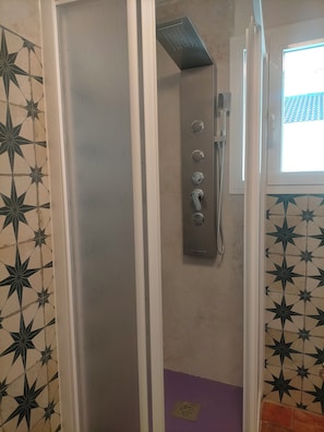 Secadora de cabello, toallas, jabón, papel de baño 