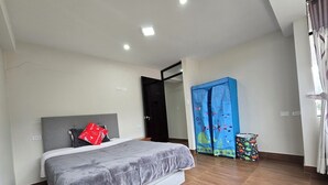 A bedroom with a bed, a wardrobe, a small table, and a door. - DIEGUITO'S HOUSE IN THE SACRED VALLEY (Cusco)