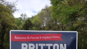 Un cartell que dona la benvinguda als visitants al punt més alt de Florida, Britton Hill, amb una altitud de 105 metres.