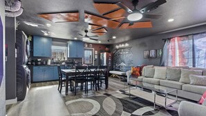 Un salon moderne avec un canapé, une table basse et un coin repas.