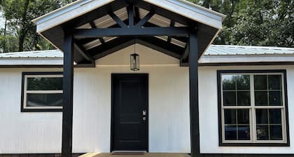 Richburg Retreat - Tiny House on a Fishing Pond - near Brewton and Flomaton