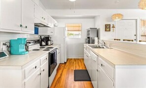 Private kitchen - The Sail House: Key Allegro Island+ Private Community Pool (Rockport)