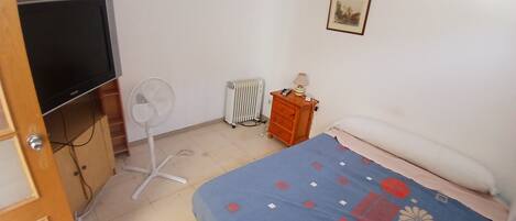 1 habitación, tabla de planchar con plancha, internet y ropa de cama