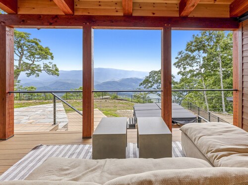 Breathaway Lodge - Long-range views, hot tub, fire pit, modern
