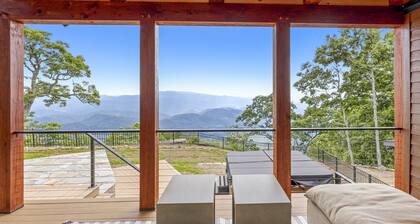 Breathaway Lodge - Long-range views, hot tub, fire pit, modern
