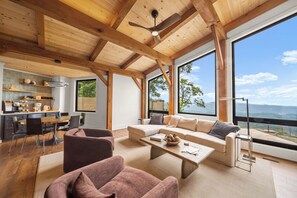 Smart TV, fireplace, books - Breathaway Lodge - Long-range views, hot tub, fire pit, modern (Boone)