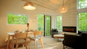 Et moderne interiør med spiseplads, siddepladser og pejs.