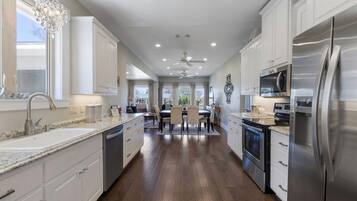 House, Multiple Beds, Hot Tub, Garden View (319 W Live Oak) | Private kitchen