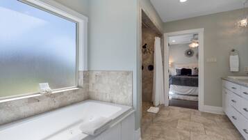 House, Multiple Beds, Hot Tub, Garden View (319 W Live Oak) | Bathroom