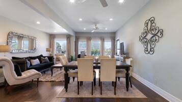 House, Multiple Beds, Hot Tub, Garden View (319 W Live Oak) | Dining