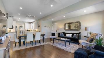 House, Multiple Beds, Hot Tub, Garden View (319 W Live Oak) | Living area