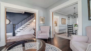 House, Multiple Beds, Patio, Garden View (508 Main Marble Fall) | Interior