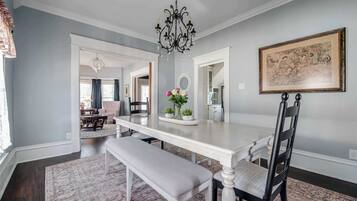 House, Multiple Beds, Patio, Garden View (508 Main Marble Fall) | Dining