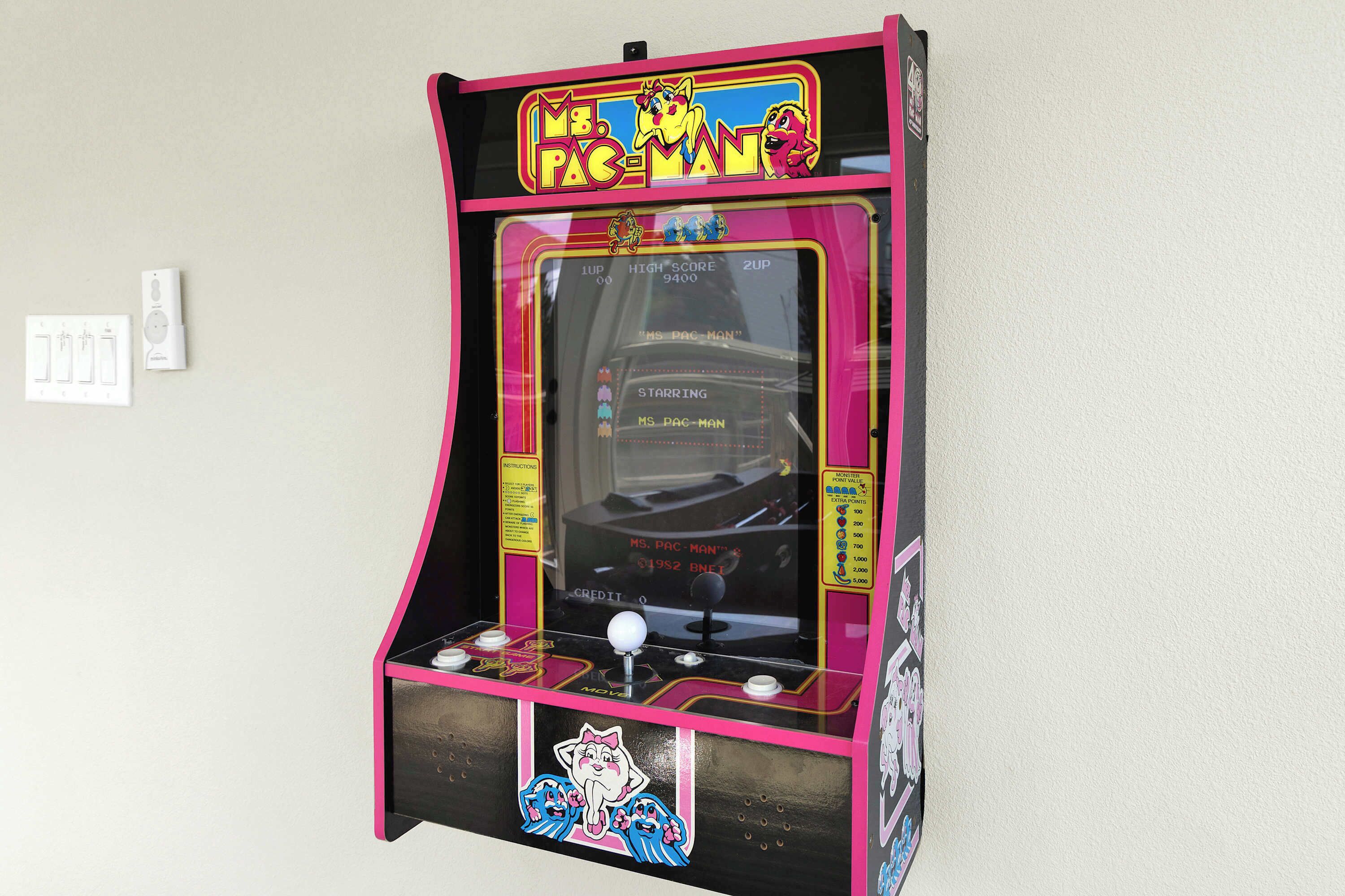 Una máquina arcade vintage de Pac-Man fijada en una pared.