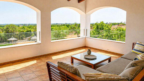 A spacious balcony with a view of greenery and a distant landscape. - SA TANQUETA DE CALONGE (Santanyí)