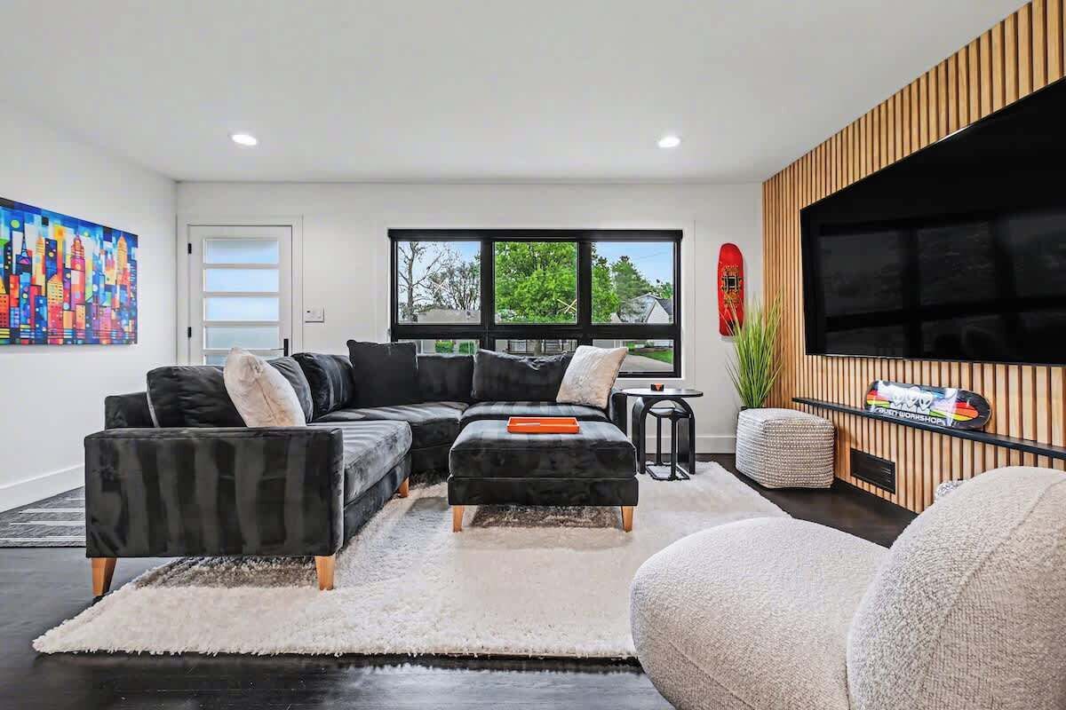 Bold & Bright 3br | King Bed's | Garage | Modern! - Omaha, NE