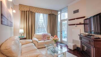 Executive Suite | Living area