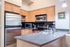 Executive Suite | Private kitchen - The Yonge Suites (Toronto)