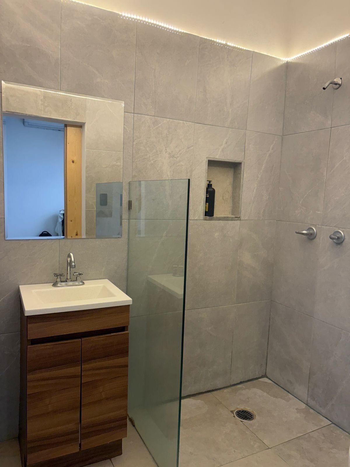 Douche, serviettes fournies, savon, papier de toilette