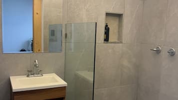 Douche, serviettes fournies, savon, papier de toilette