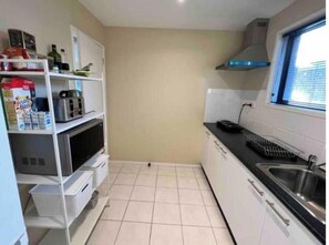 Kühlschrank, Mikrowelle, Herdplatte, Geschirrspüler