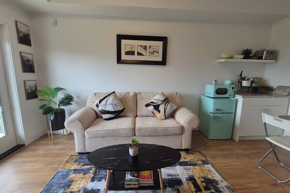 Living area - Elevated Horizon Retreat (Chilliwack)