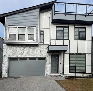 Exterior - Elevated Horizon Retreat (Chilliwack)
