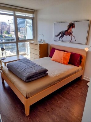 Soundproofing, iron/ironing board, free WiFi - Downtown City View Escape (Toronto)