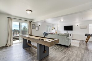 Smart TV, table football, computer monitors - 3 Kings • Game Room • Pet Friendly • EV Charger (Colorado Springs)