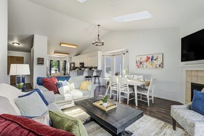 Smart TV, table football, computer monitors - 3 Kings • Game Room • Pet Friendly • EV Charger (Colorado Springs)