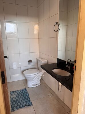 Haartrockner, Handtücher, Seife, Toilettenpapier